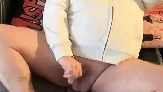 Şişman üvey baba kapüşonluyla mastürbasyon yapıyor
