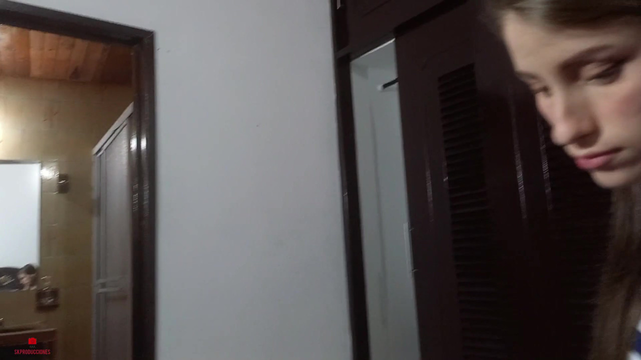 無邪気な顔をした義理の妹は、私に素晴らしいオーラルをさせてほしいと頼みます