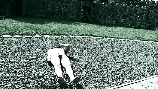 Ben yarağına işerken mastürbasyon yapmasına izin veriyorum - tuvalet köleliği kalesi açık havada