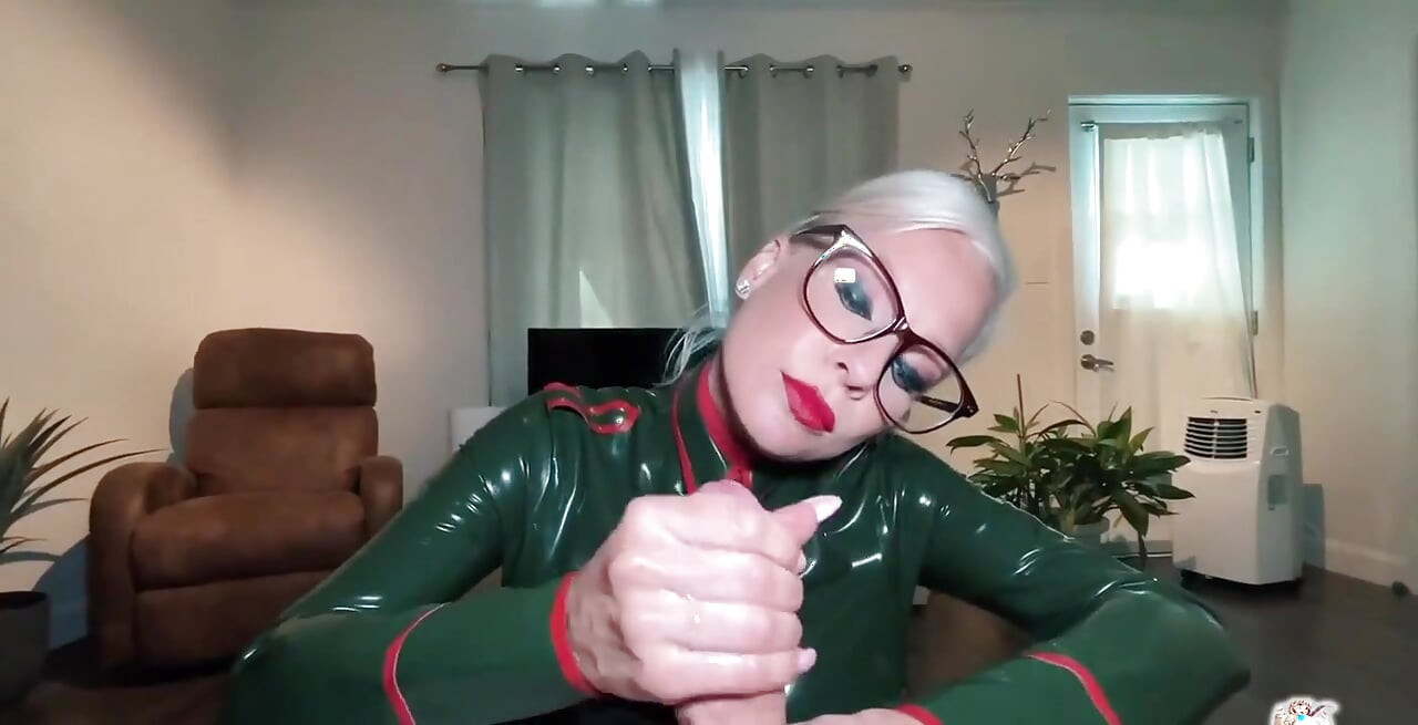 Snabb sperma explosion eftersom jag är för sexig i min latex armé outfit! Full video jag gillar att veta att du rör dig själv medan du tittar på