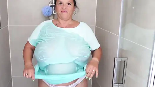 Büyük memeli olgun esmer duşta buharlanıyor