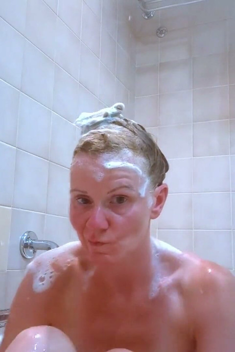Va dans la baignoire et prépare-toi pour le direct