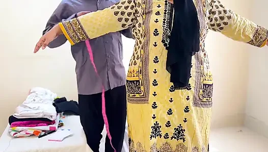 Schneider fickt mich, wenn ich zu ihm gehe, um ein neues kleid zu machen!