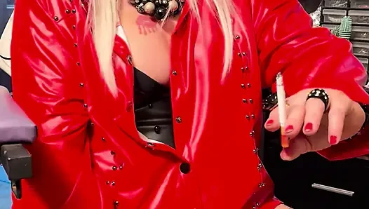 SHIRLEY SI CEWEK HOT RAMBUT PIRANG LAGI ASIK MEROKOK