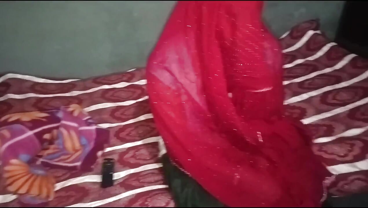 Tânără indiancă desi sora vitregă de la țară se fute cu fratele vitreg în coloană sonoră hindi clară