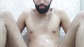 Wielki kutas Latino Camilo Brown za pomocą oleju i wibratora pod prysznicem, aby dać sobie intensywny orgazm prostaty