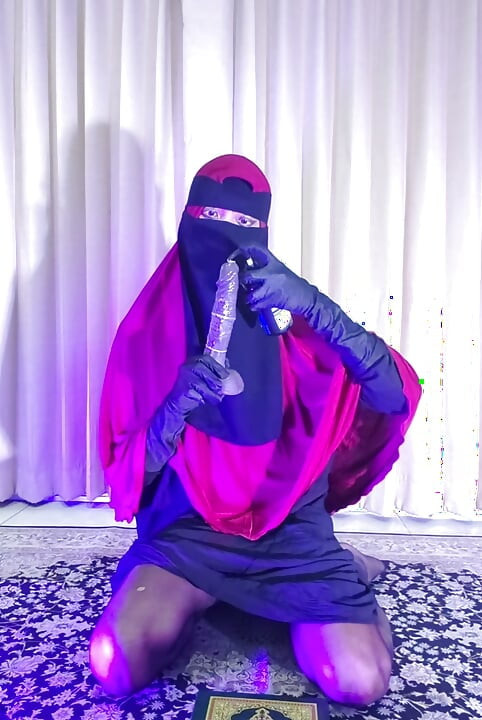 Arab travestit futându-se cu un dildo
