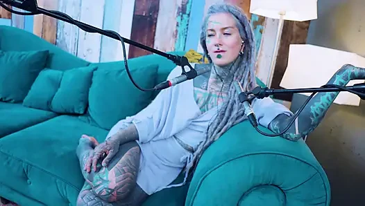 Ich spreche über M - Musik - ASMR podcast SFW spricht goth dünnes mädchen dreadlocks tattoo-modell inked mädchen