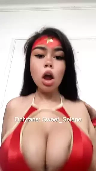 Latina V Wonderwoman kostýmu jízda a sténání