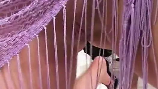 Heiße Handjob-Session auf dem Sofa