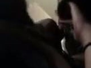 Această tânără soție asiatică infidelă s-a filmat luând anal