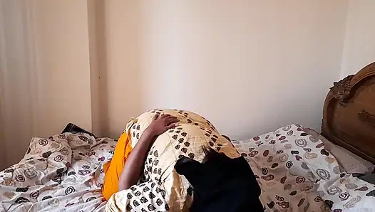 Seksi üvey anne üvey oğlunun büyük yarağını görüyor ve onu sikmek istiyor - priya chatterjee azgın biniyor