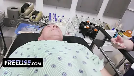 Tombul orta yaşlı seksi kadın Haley Spades ve Missa Mars sapık doktordan özel muamele alıyor