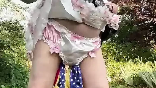 Dışarıda bir akşam için küçük çiçekli etek giymiş