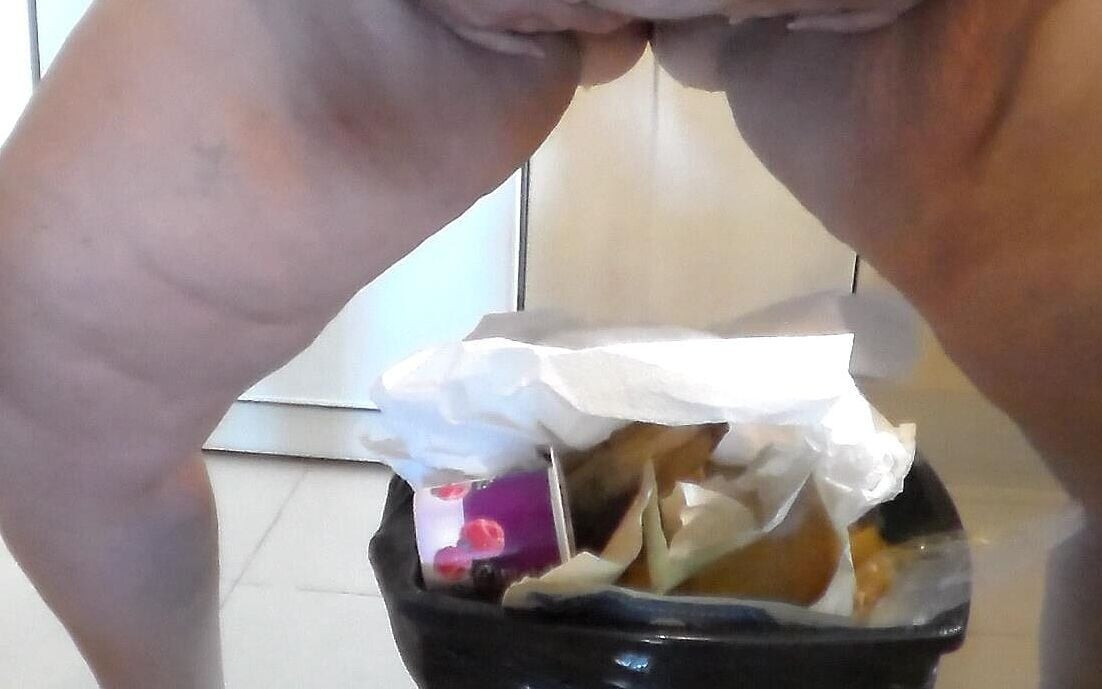 Jen piša u kantu za smeće