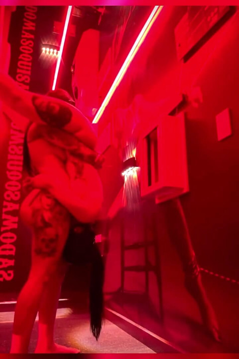 在红色汽车旅馆房间里舔我最好的朋友的屁股