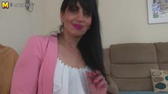 Arab mature stepmom from the UK with hungry vagina