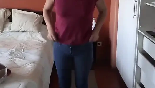 Karımın güzel üvey kız kardeşi mastürbasyon yapıyor ve benden onu kaydetmemi ve göğüslerine boşalmamı istiyor