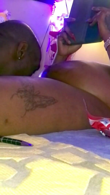 Spektakularan trenutak iz filma "Very hot BBC TS Tugs A Huge Load for her black tgang".