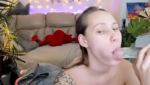 Emmekten sıkıldım ve meme ucu kıskaçlarımla seni eğlendirmeye karar verdim