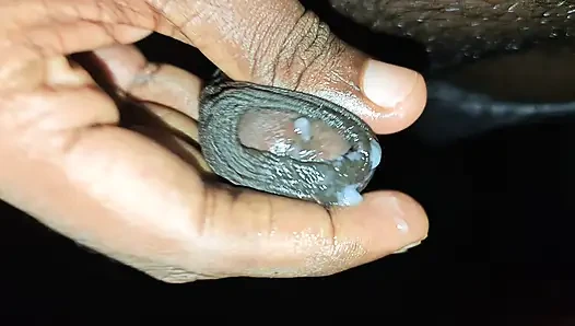 Yatmadan önce tekrar mastürbasyon yapıyor ve boşalıyor