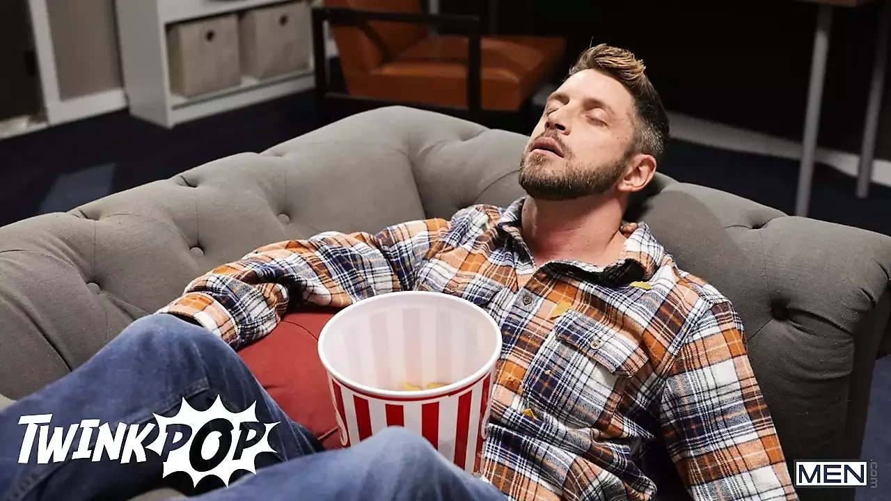 Meio-irmãos Ryan Bailey e Troye Dean dão uma à outra uma punheta sob a folha na frente de seu padrasto - TWINKPOP