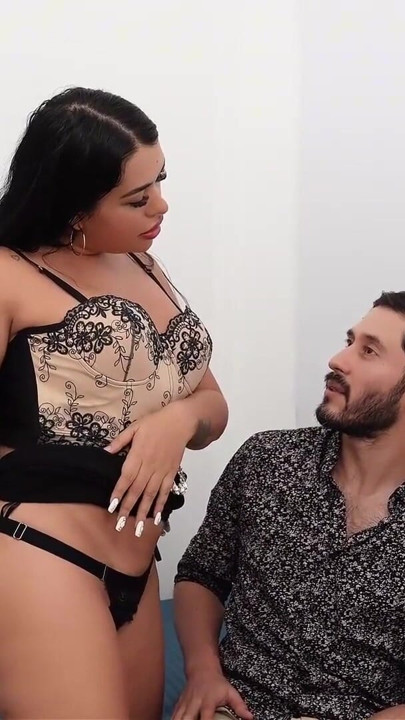 Enorme sexólogo de bunda trata minha ereção erétil com terapia de choque | Clipe 1
