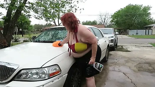 Sexy reife rothaarige bbw krankenschwester Vicki wäscht ihr auto!