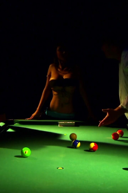 Zapanjujuća azijska cura dobiva analno jebanje od svog jebača na stolu