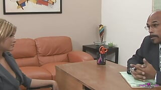 Una rubia astucia está tan cachonda y lista para atacar una enorme polla negra