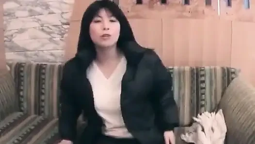 Evli kadın becerilerini gösteriyor