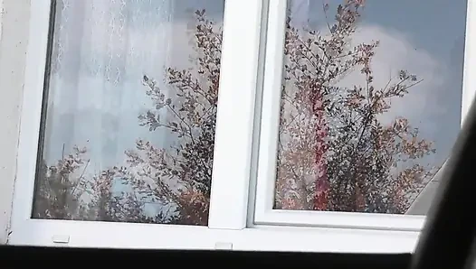 Herkesin içinde çıplak. Külotsuz ve çoraplı sutyensiz bornozlu kadın bir apartmanın camını yıkarken taksi şoförü arabadan izliyor