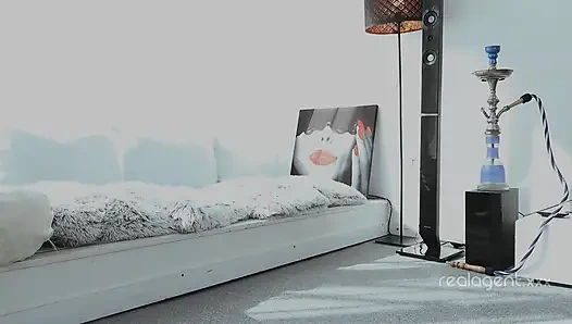 Süße gut geformte blondine liebt es, blaues spielzeug in ihr nasses kleines loch zu stecken