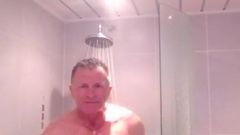 Männer duschen