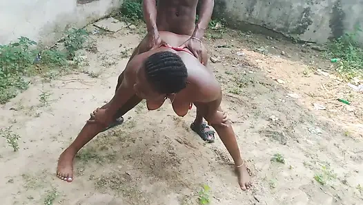 Adik tiriku datang ke rumahnya dan minta dia untuk minta dientot sama pacarnya dan lanjut ngentot memeknya habis-habisan saat dia lagi olahraga