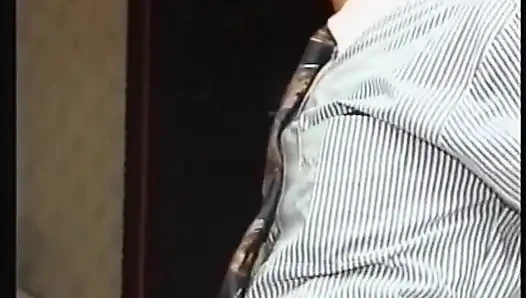 Seksi sekreter götünü iki büyük yarakla sikiyor ve içine ve yüzüne boşaltıyor