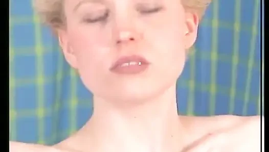 Sarışın genç kız yarak emmek ve amını yalatmak için aldı