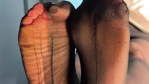 Watch me tease you dengan kaki nilonku yang robek di gelas