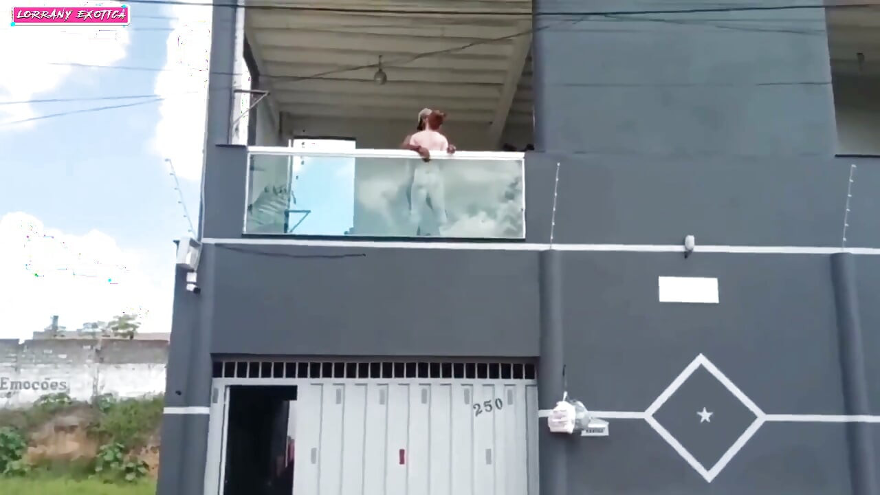 J'étais tellement excitée que j'ai fait l'amour sur le balcon avec mon mec