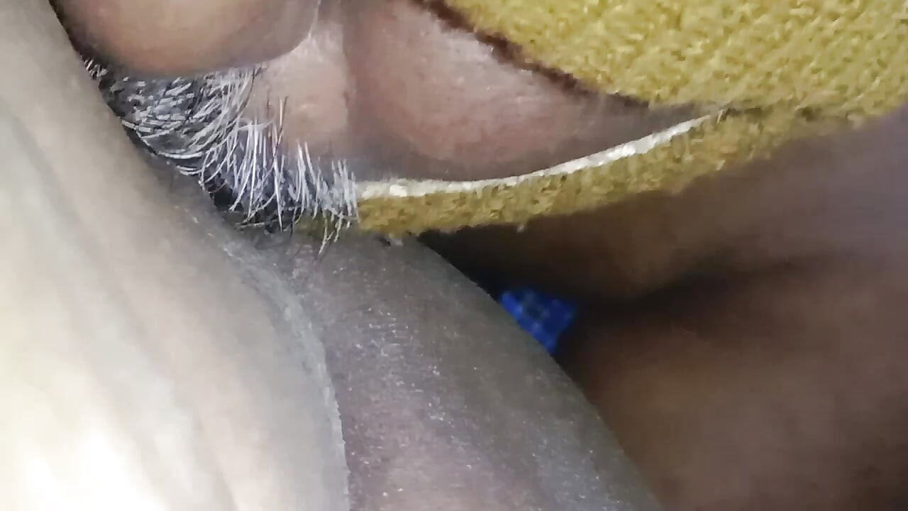 Vi a buceta da minha ex-namorada sendo raspada e lambida.