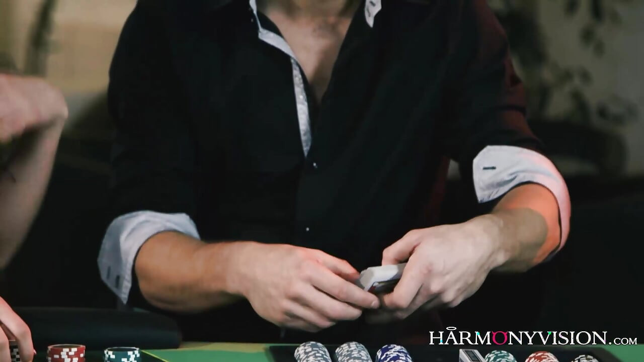 Szczęśliwy facet wygrywa gorące nagrody Tina Kay i Tera Link w grze pokerowej.