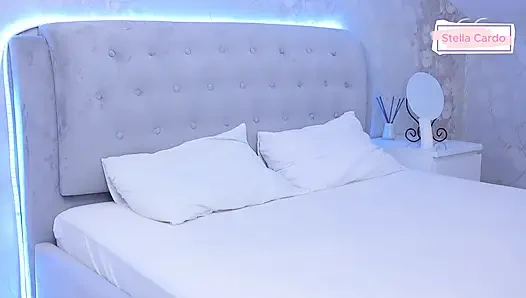 Поливает масло на грудь для массажа