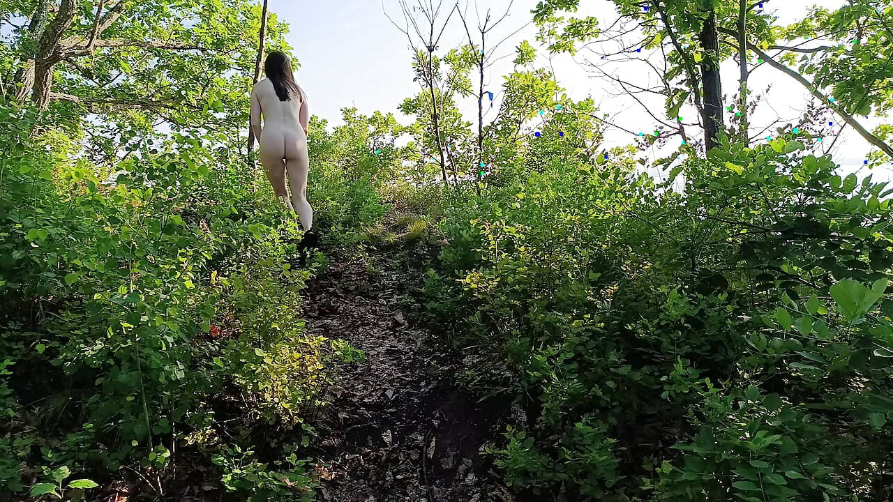 Mon cul nu dans le parc forestier. Je m’exhibe à poil !