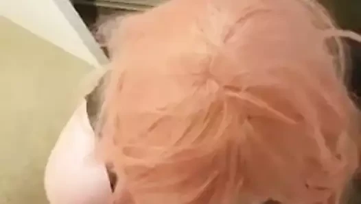 Kadın kılıklı sürtük Nina yarak emiyor