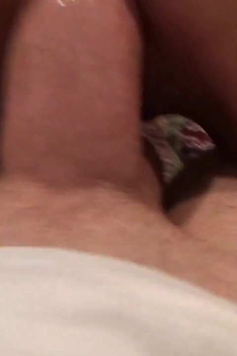 I Know That Girl - GF to Gives Me Some Action on Camera para uma massagem no pé.