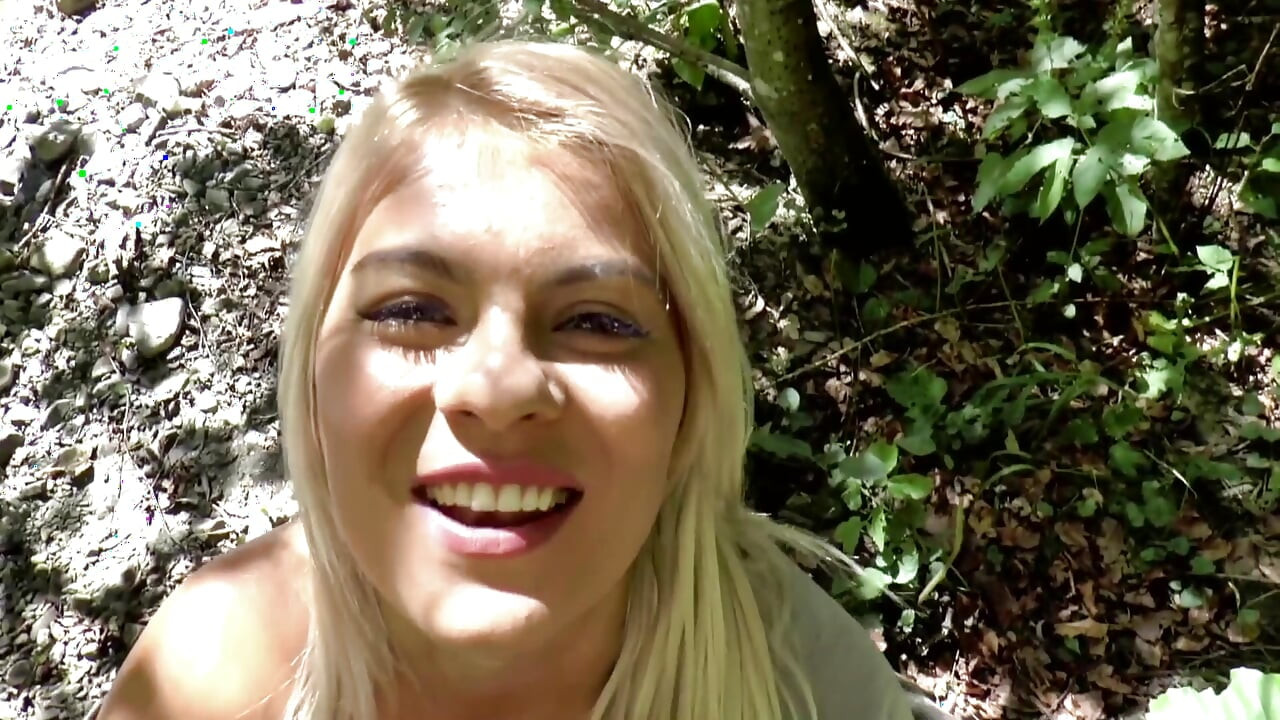 Ερασιτεχνικό νεαρό ζευγάρι λατρεύει το υπαίθριο γαμήσι στο δάσος