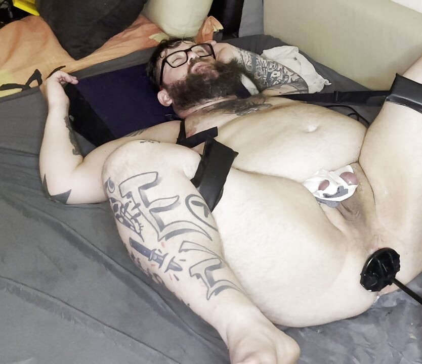 Fuck machine fucks my ass in missionary orgasm