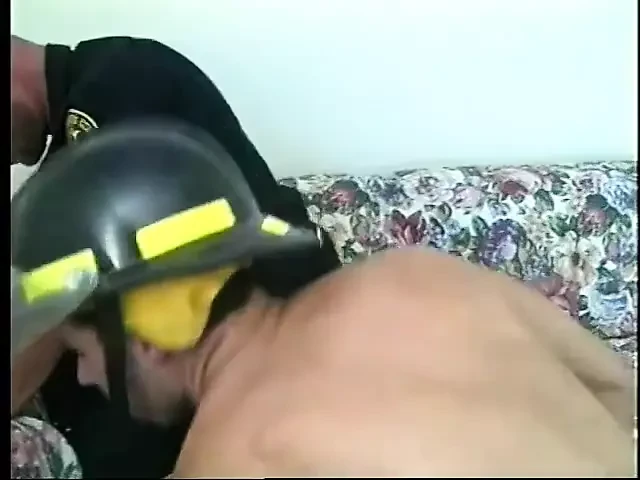 Vatrogasac jebe gej policajce u dupe