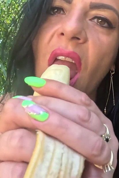 I Love Big Bananas, They Fill My Mouth.