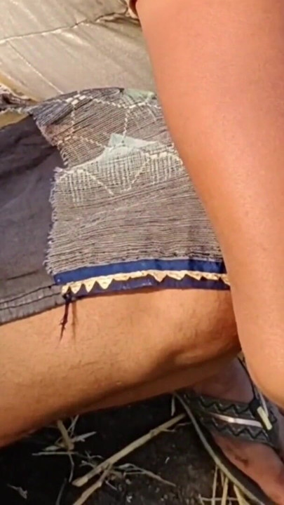 Indian Desi Village Outdoor bhabhi ne apne ghagara utha Kar apni khubsurat pankhudiyon wali bhosdi ke darshan Apne… | Clip 3